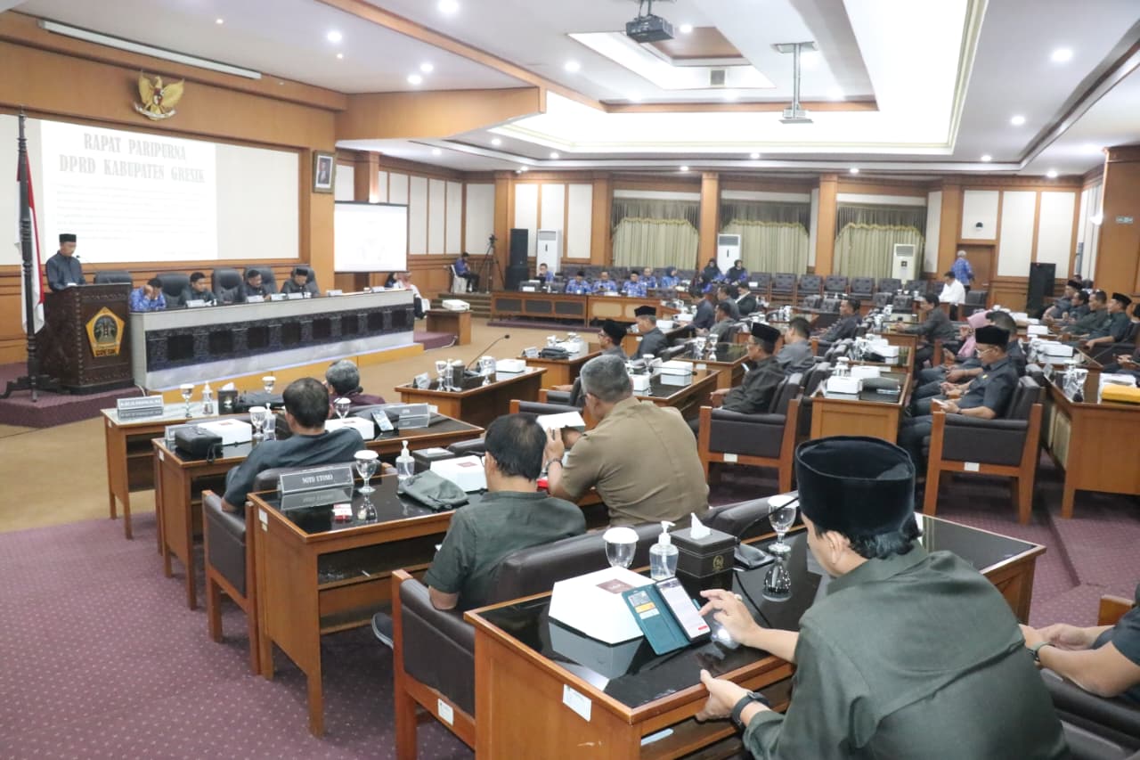 RAPAT : Besok rencana Ranperda akan disahkan. 