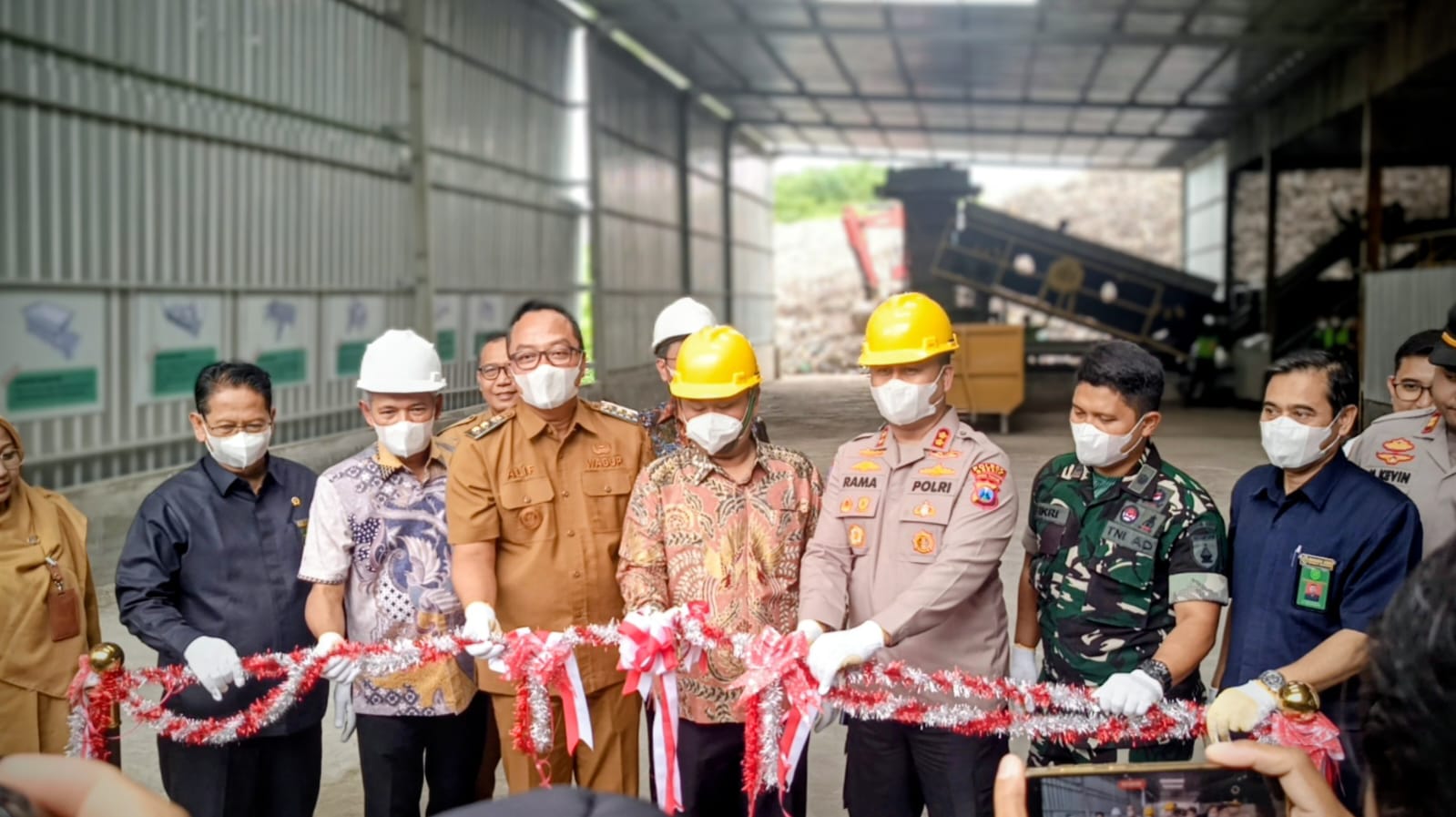 Foto peresmian mesin Landfill Mining di TPA Ngipik