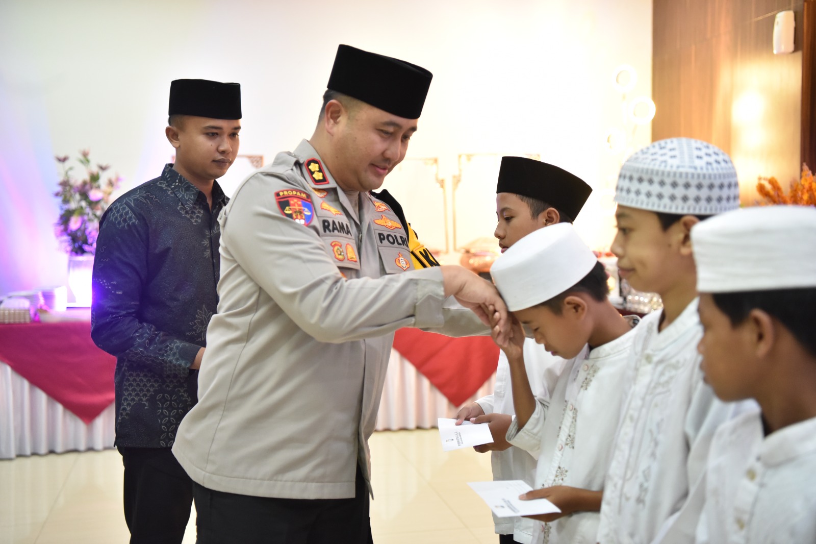 BERBAGI : Kapolres Gresik AKBP Ramadhan Nasution gandeng ulama dan awak media santuni anak Yatim di Bulan Suci Ramadan 1447 H.