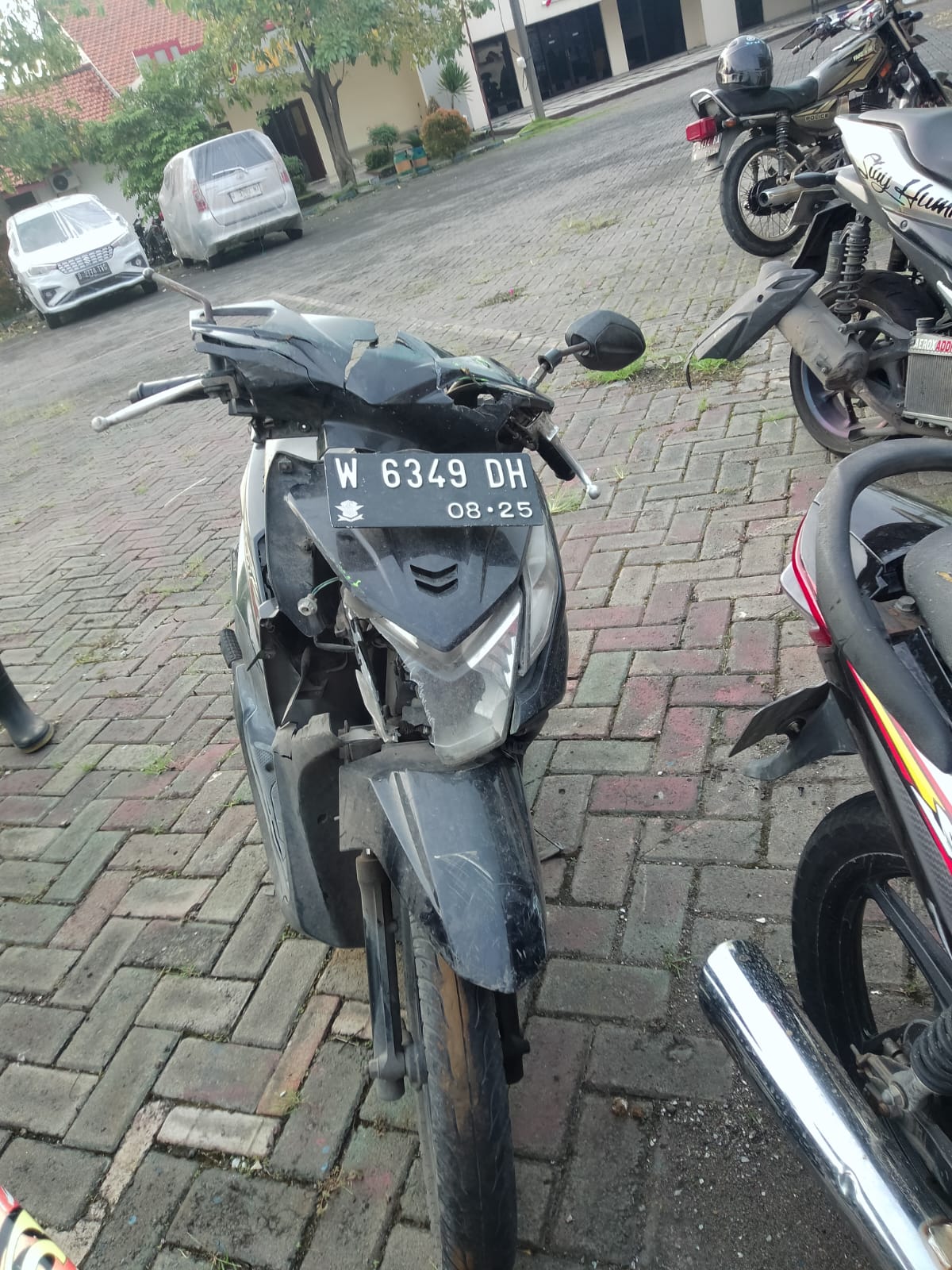 DIAMANKAN : Sejumlah kendaraan yang terlibat kecelakaan di Jalan Raya Bambe, Kecamatan Driyorejo, Gresik diamankan di Mapolsek Driyorejo.