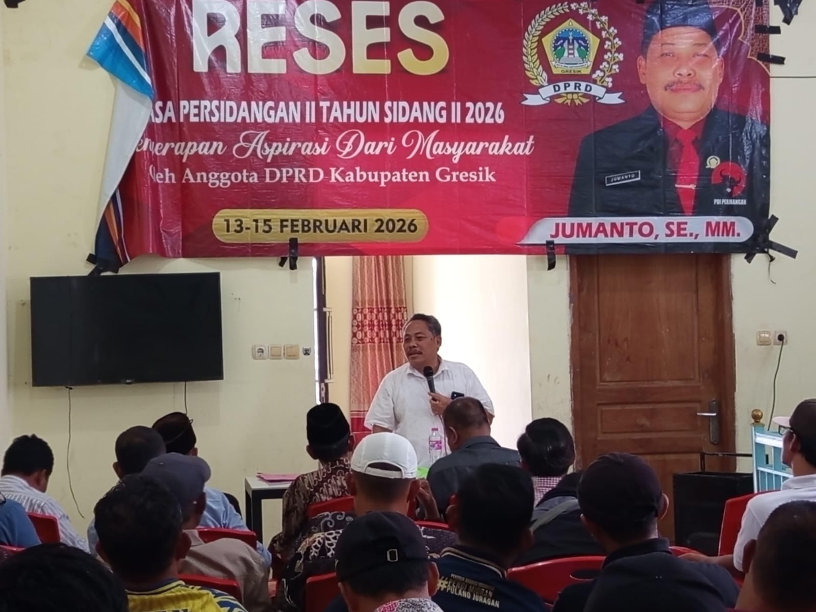 SUASANA : Anggota Komisi IV DPRD Gresik, dr. Jumanto saat suasana reses bersama warga. 