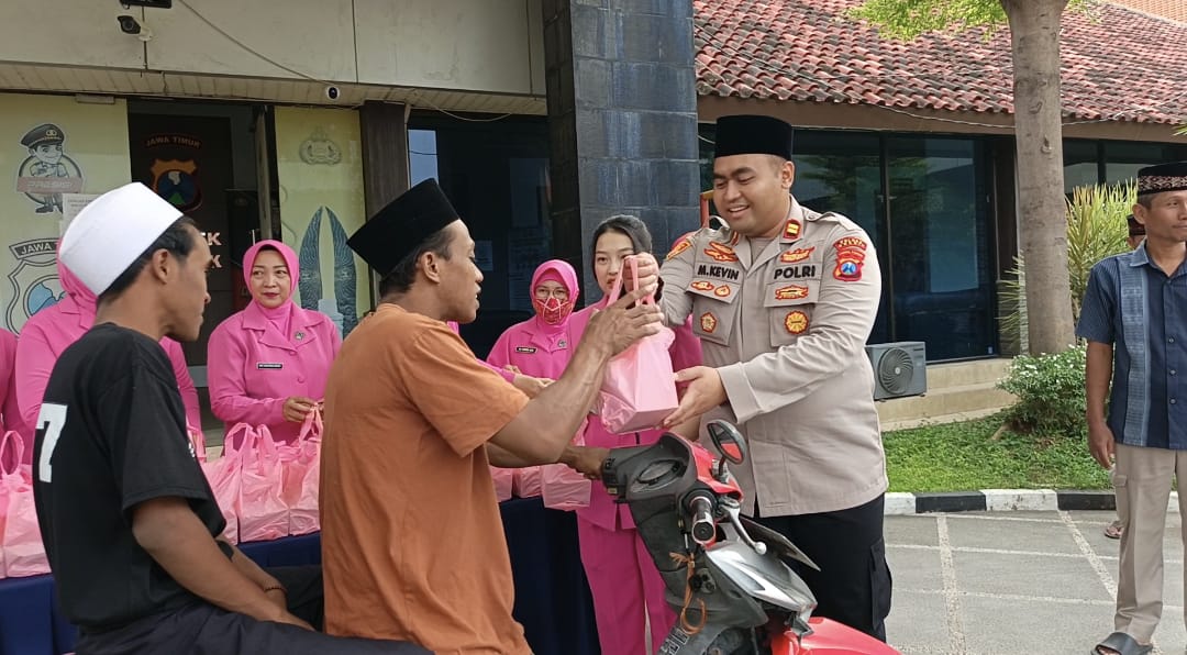 BAGI TAKJIL : Kapolsek Gresik Kota, Iptu Kevin Ramadhan bersama Bhayangkari dan Jajaran Polsek Gresik Kota saat bagikan takjil ke pengendara di wilayah Kota.