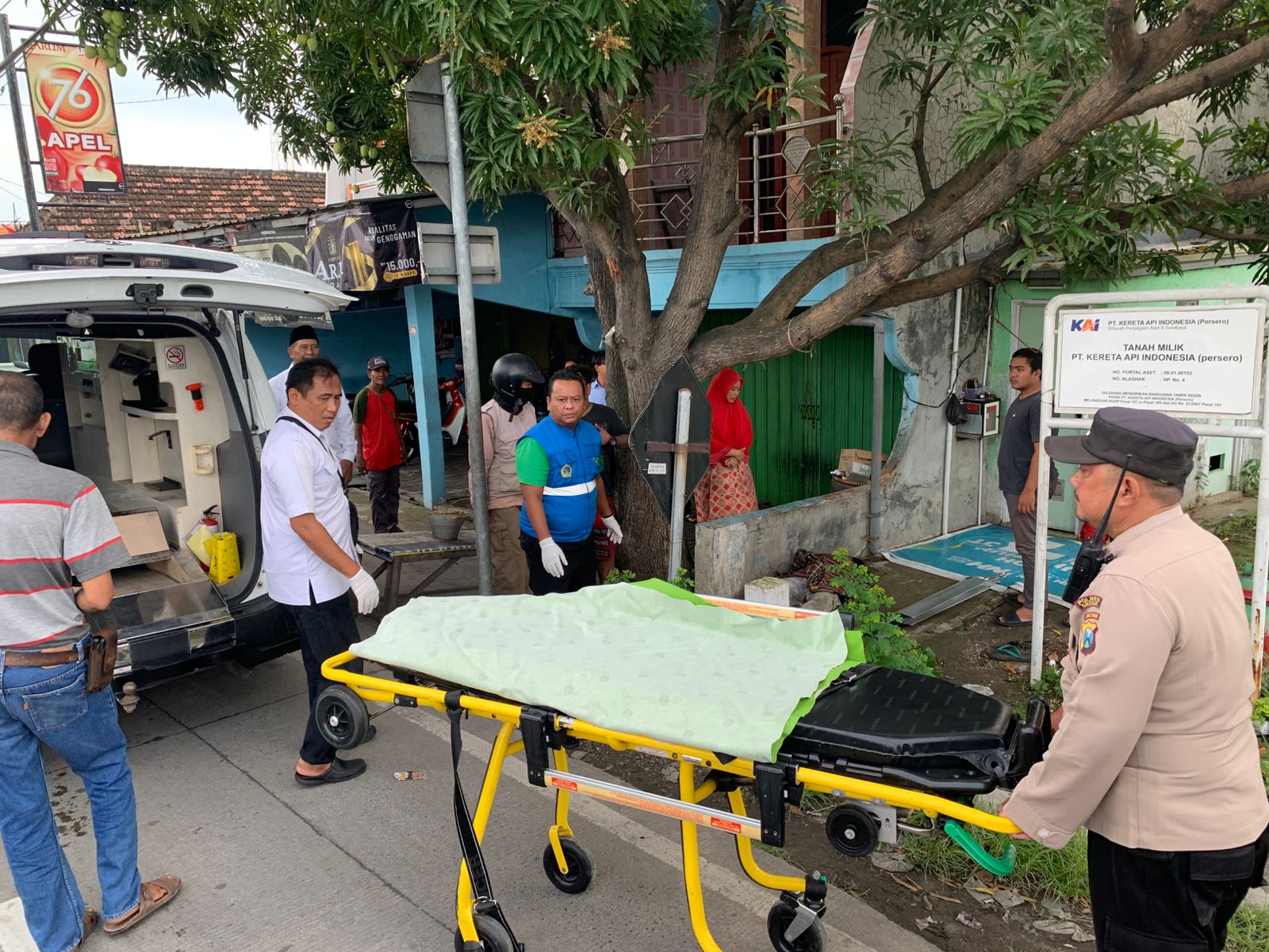 EVAKUASI : Anggota Polsek, bersama tim medis saat bantu evakuasi korban meninggal dunia di samping Toko Bima Jaya, Desa Cerme Lor, Kecamatan Cerme, Gresik.