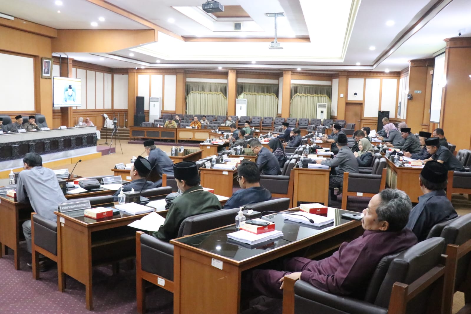 RAPAT : DPRD Gresik menggelar rpat paripurna terkait penetapan tiga Ranperda. 
