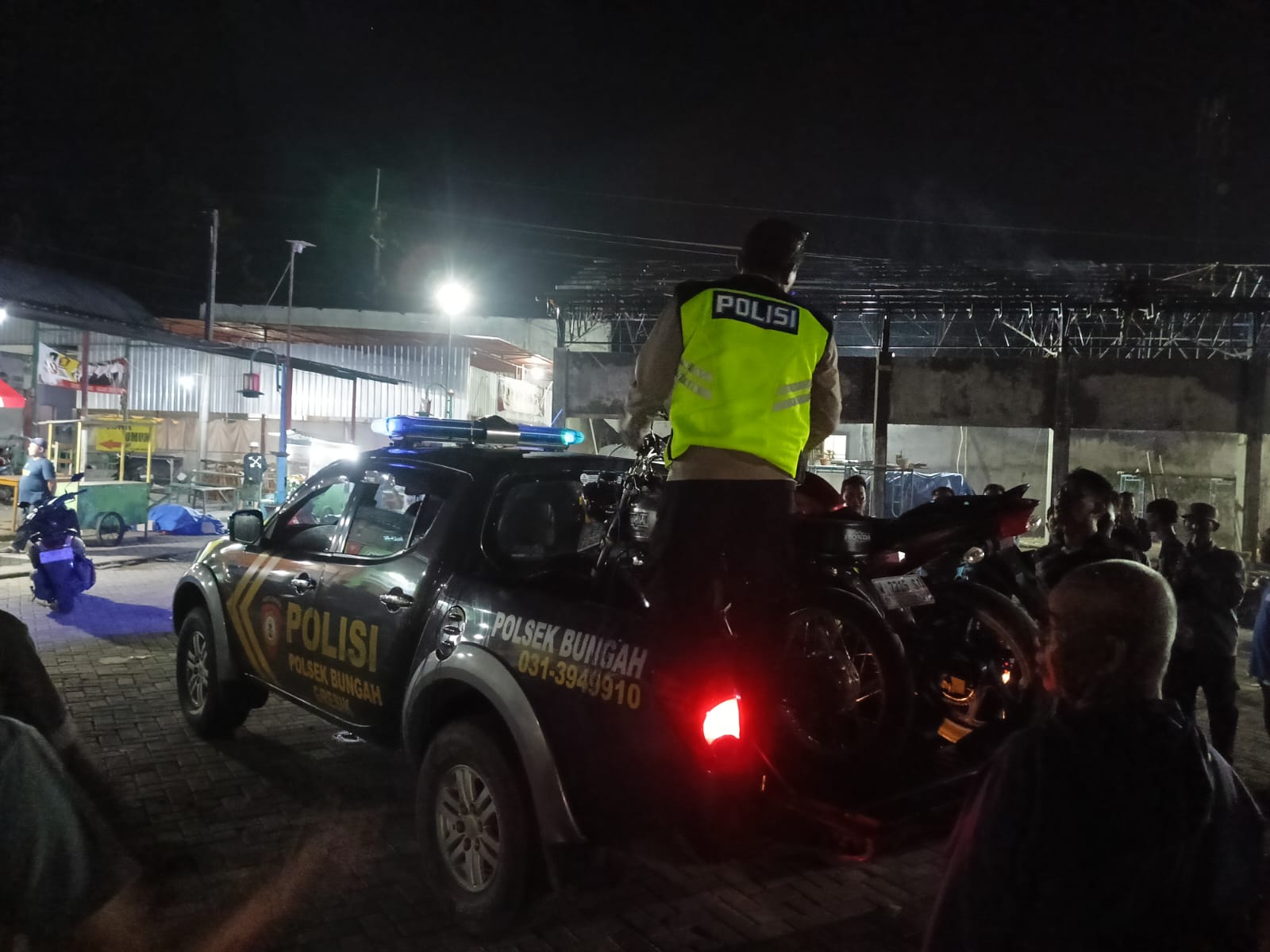 DIAMANKAN : Anggota Polsek Bungah saat mengamankan kendaraan dan tiga pemuda mabuk yang bikin ona mabuk sambil geber motor di Desa Bungah, Kecamatan Bungah. 
