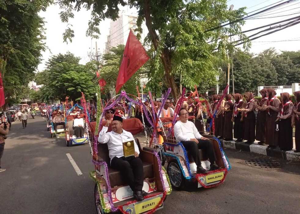 BANGGA : Bupati Gresik Fandi Akhmad Yani, membawa penghargaan dengan kirab Adipura Kabupaten Gresik. 