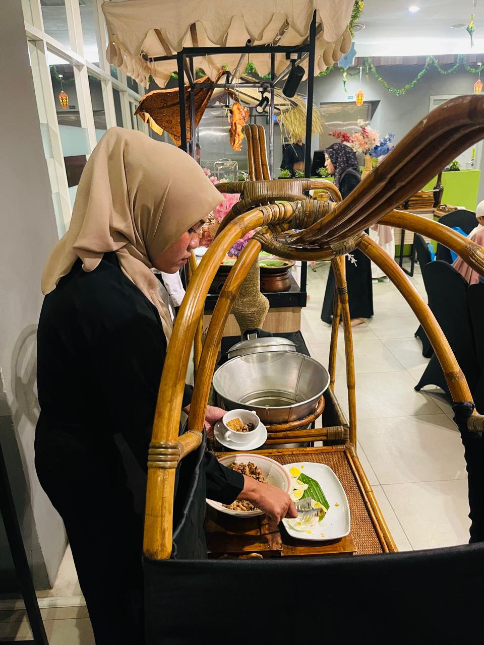 Menu Utama: Soto Gandul (Disajikan berkala bersama menu Nusantara lainnya).