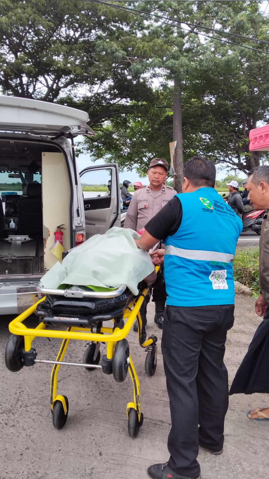 DIEVAKUASI : Anggota Polsek Cerme dibantu petugas medis saat m lakukan evakuasi korban kecelakaan di Jalan Raya Desa Semampir, Kecamatan Cerme, Gresik.