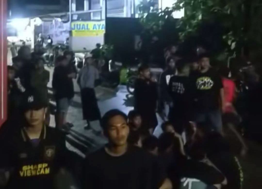 BENTROK : Situasi saat terjadi bentrokan antar kampung di Desa Campurejo, Kecamatan Panceng, Gresik.