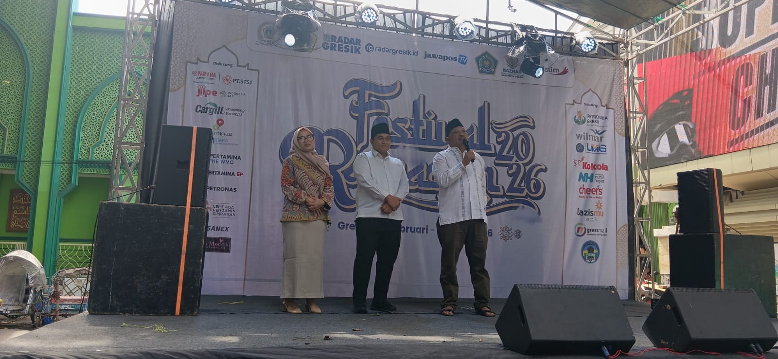 Ketua DPRD Gresik, Muhammad Syahrul Munir, Wakil Ketua DPRD Gresik, Mujid Riduan, dan Kabiro Radar Gresik, Siti Umi Hanik saat pembukaan festival Ramadan. 