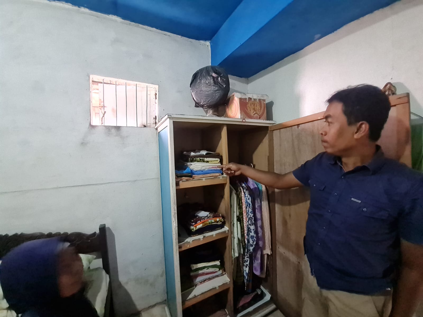OLAH TKP : Anggota Polsek Driyorejo saat melakukan olah TKP di rumah korban pencurian Adi Dusun Legundi, Desa Krikilan, Kecamatan Driyorejo, Gresik.