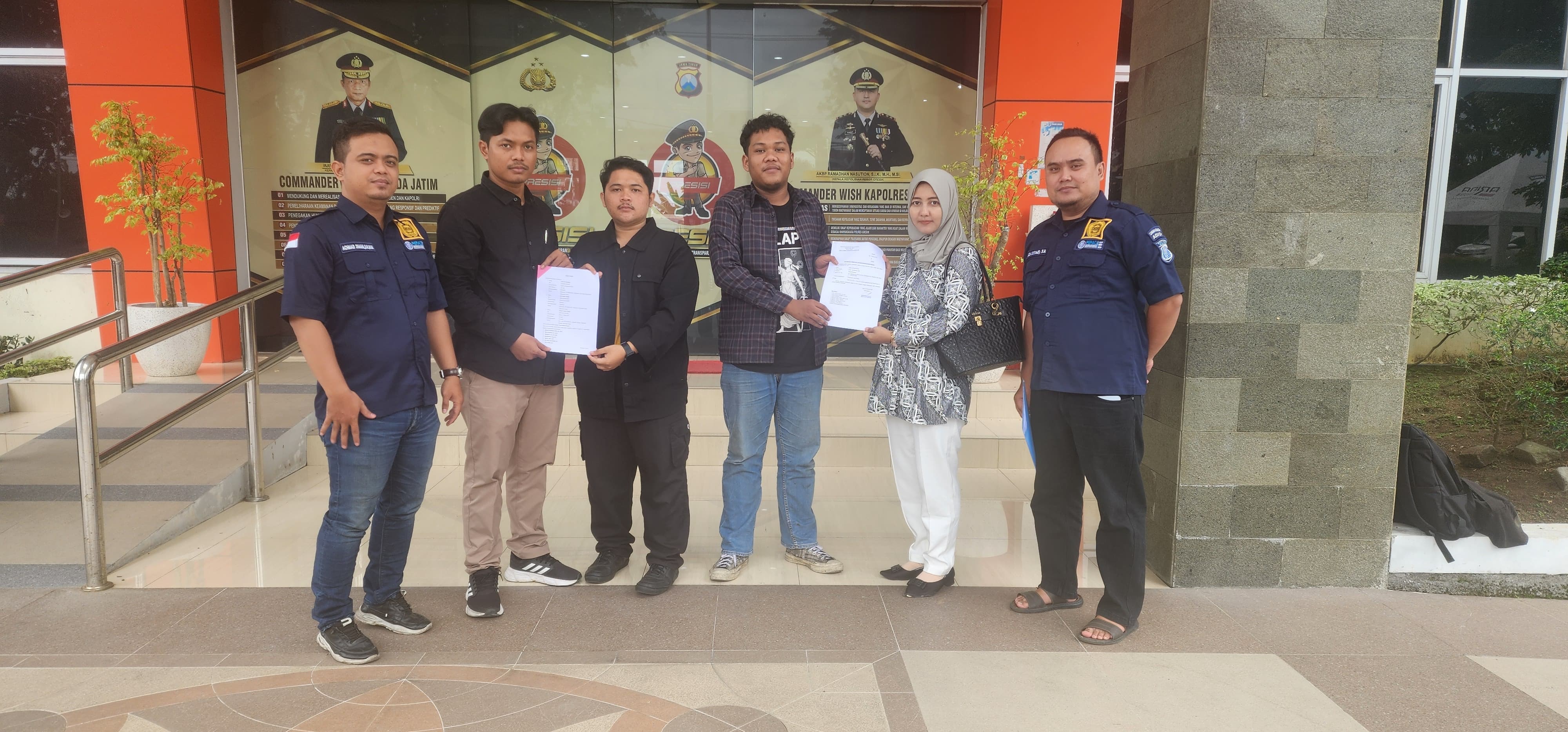 DILAPORKAN : Aliansi Mahasiswa pecinta sejarah Gresik melaporkan Kdugan kasus penghancuran cagar Budaya Asrama VOC milik PT Pos Indonesia, di Jalan Basuki Rahmat, Kecamatan Gresik.