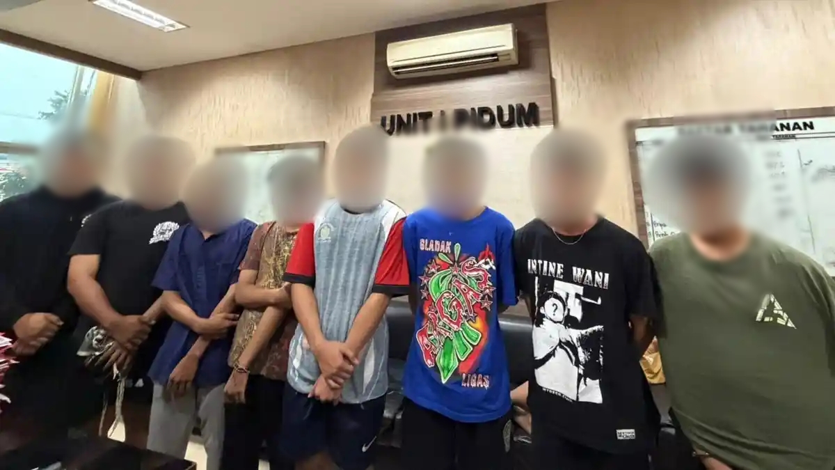 DIAMANKAN : Delapan orang pemuda pelaku dugaan penganiyaan saat diamankan di Mapolres Gresik.