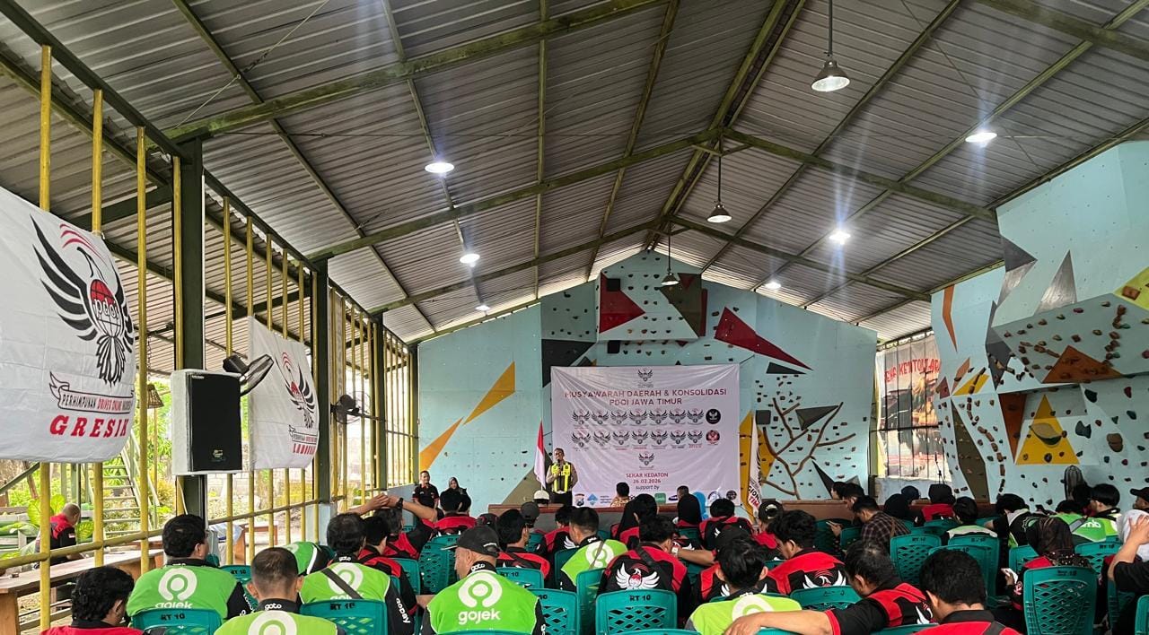 EDUKASI : Anggota Satlantas Polres Gresik Ngopi Edukasi Safety Riding Bersama Driver Online Se-Jawa Timur.