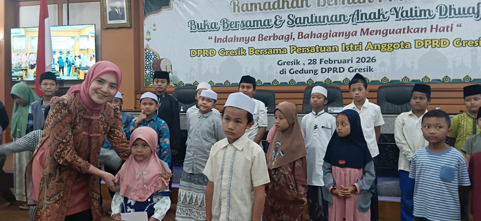 Peduli : Istri Ketua DPRD Gresik, Asyiqotul Ulya saat membagikan santunan kepada anak yatim di kantor DPRD Gresik