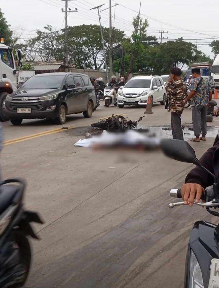 MENINGGAL : Seorang pengendara sepeda motor tergeletak meninggal usai terlibat kecelakaan di depan Indomart, Jalan Raya Desa Samirplapan, Kecamatan Duduksampeyan, Gresik.