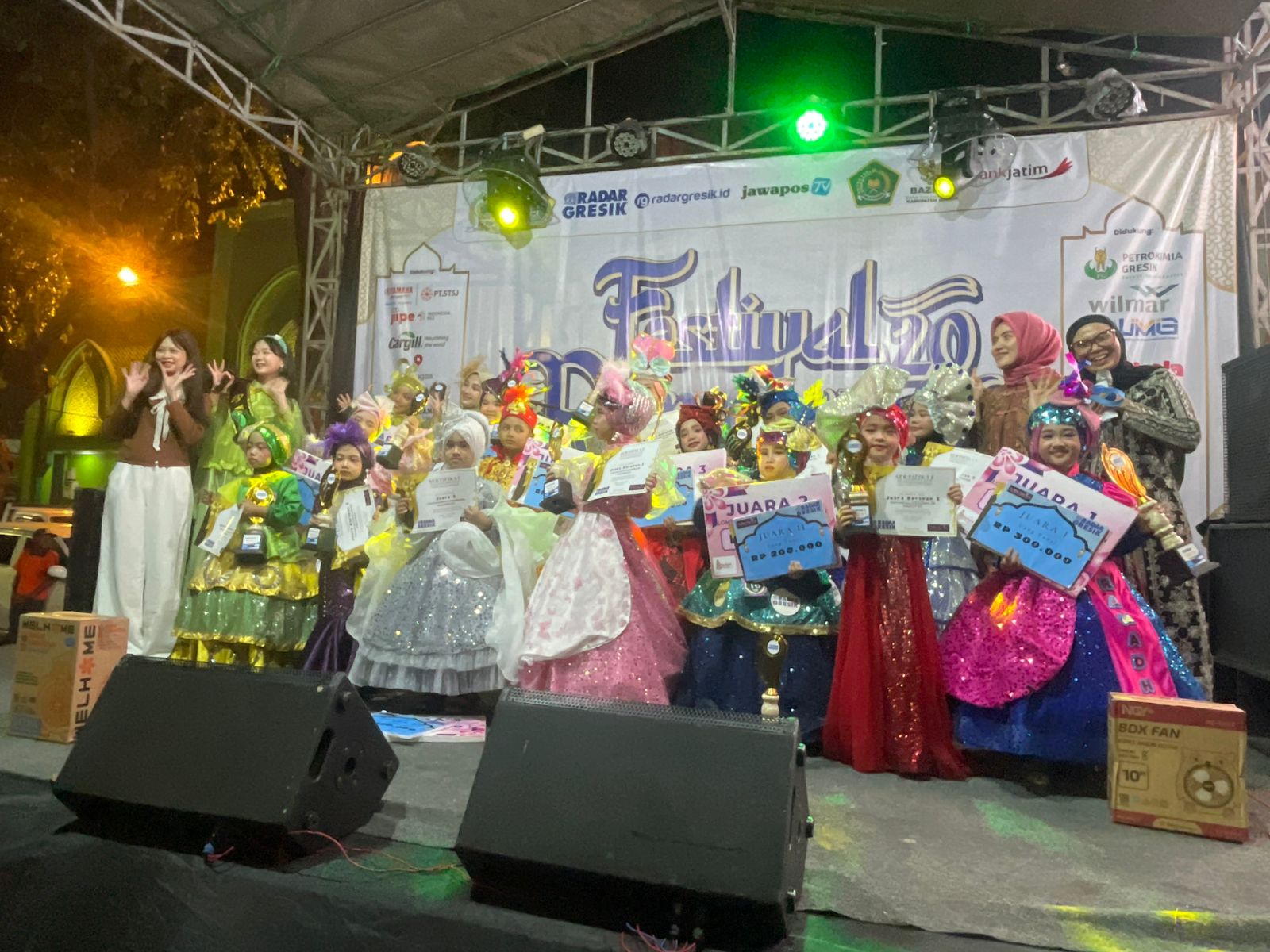 HEBAT : PARA Juara Fashion Show "Muslim Glamour" Festival Ramadan Radar Gresik 2026.