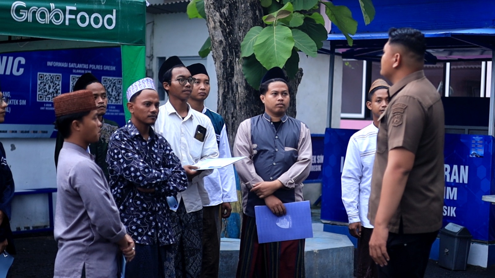 BIKIN SIM : Para santri yang mondok di kabupaten Gresik sedang membuat SIM di layanan Khusus SIM Santri Trendi di kantor Satlantas Polres Gresik selama Bulan Ramadhan.