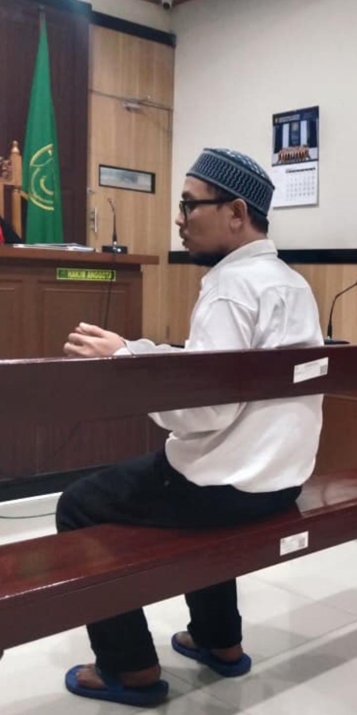 TUNTUTAN : Terdakwa Syahrama saat menjalani sidang tuntutan kasus pembunuhan driver ojol di PN Gresik.