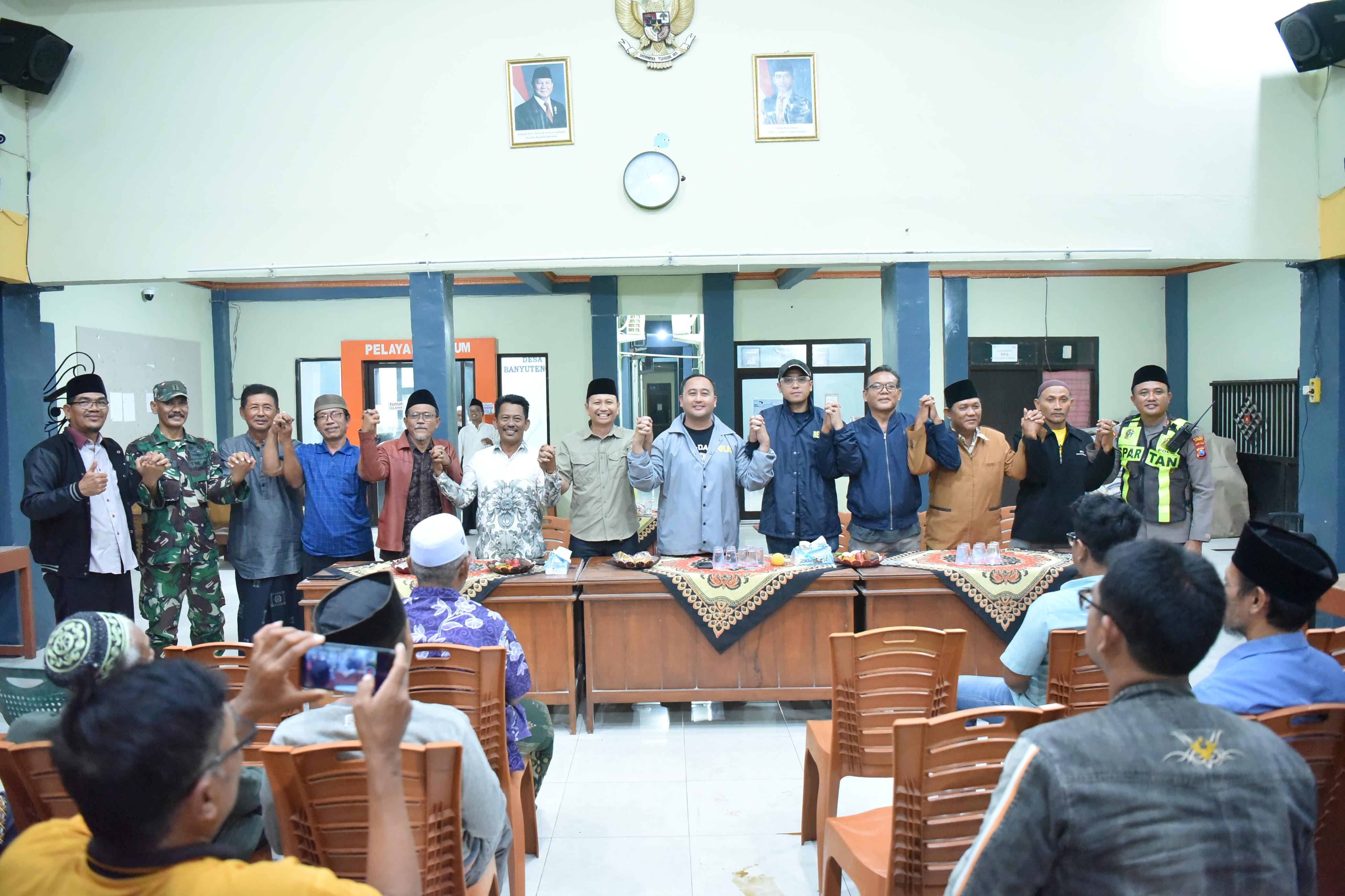 JAGA KAMTIBMAS : Kapolres Gresik AKBP Ramadhan Nasution bersama Forkopimcam saat mediasi antara warga Desa Campurejo dan Desa Banyutengah, Kecamatan Panceng, Gresik.