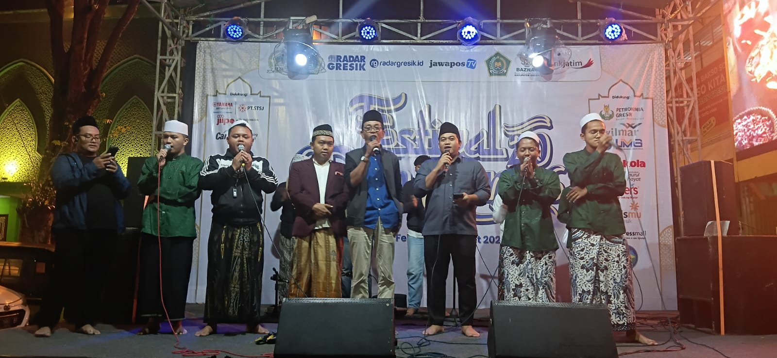 Ketua DPRD Gresik Muhammad Syahrul Munir turut naik ke atas panggung dan bersalawat bersama peserta serta dewan juri dengan iringan rebana Al Banjari.