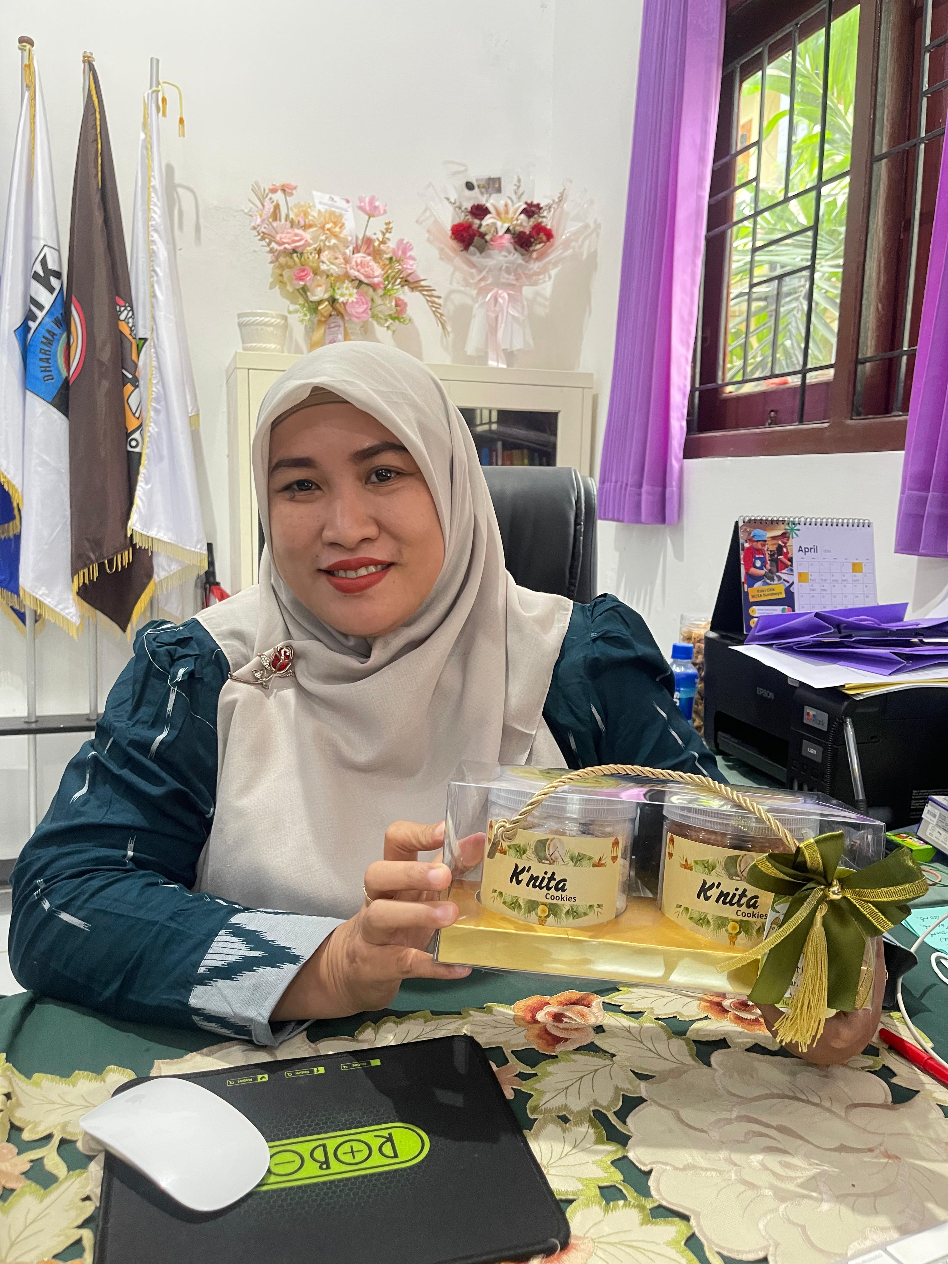 WIRAUSAHA MUDA : Kepala Sekolah SMK Dharma Wanita Gresik, Etty Yulianti Pratiwi menunjukkan produk K&rsquo;nita Food and Catering buatan para siswa siswi jurusan kuliner. 