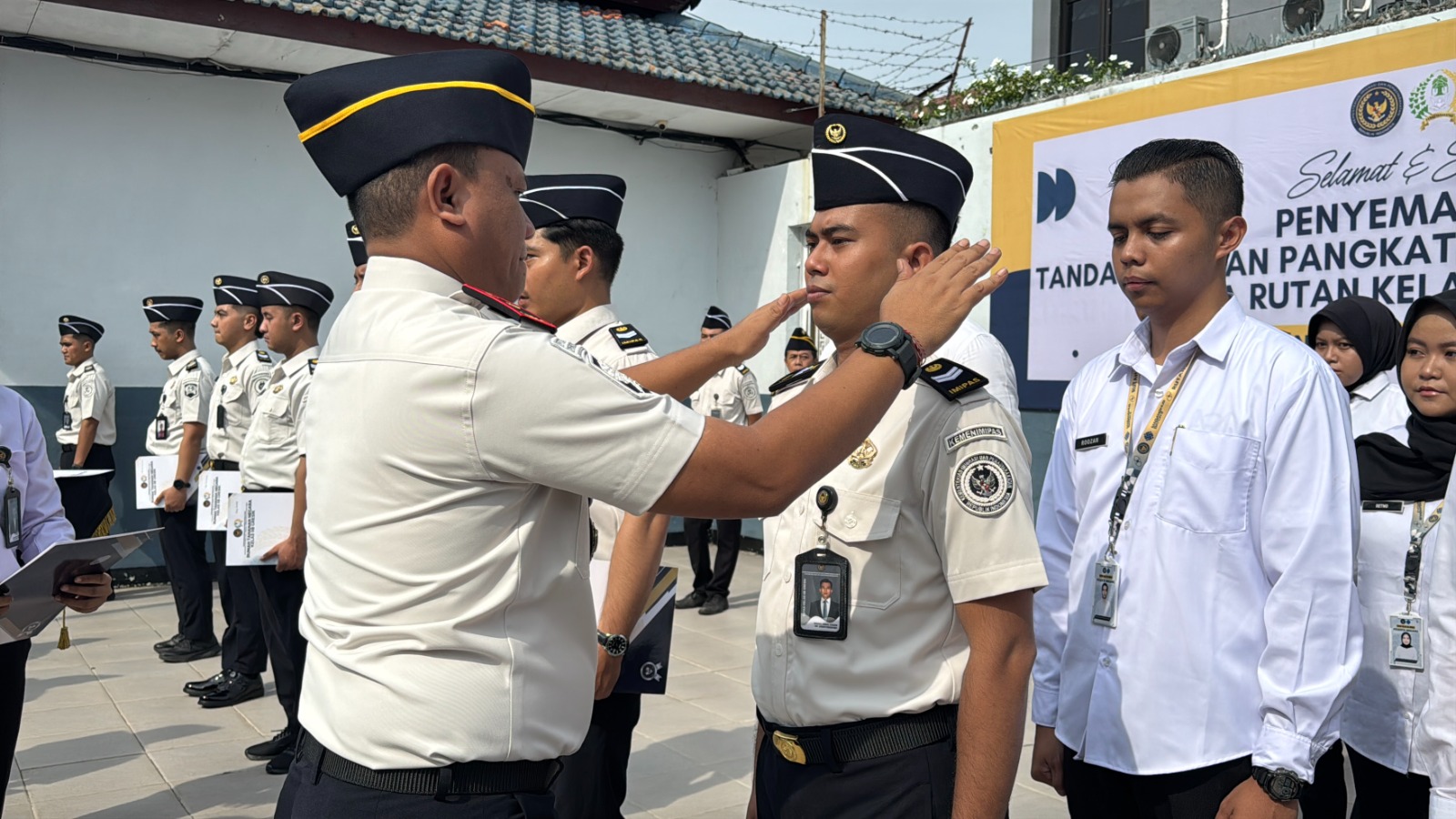 NAIK PANGKAT : Kepala Rutan kelas IIB Gresik Eko Widiatmoko saat menyematkan tanda kenaikan pangkat kepada 21 pegawai di lapangan Rutan Gresik.
