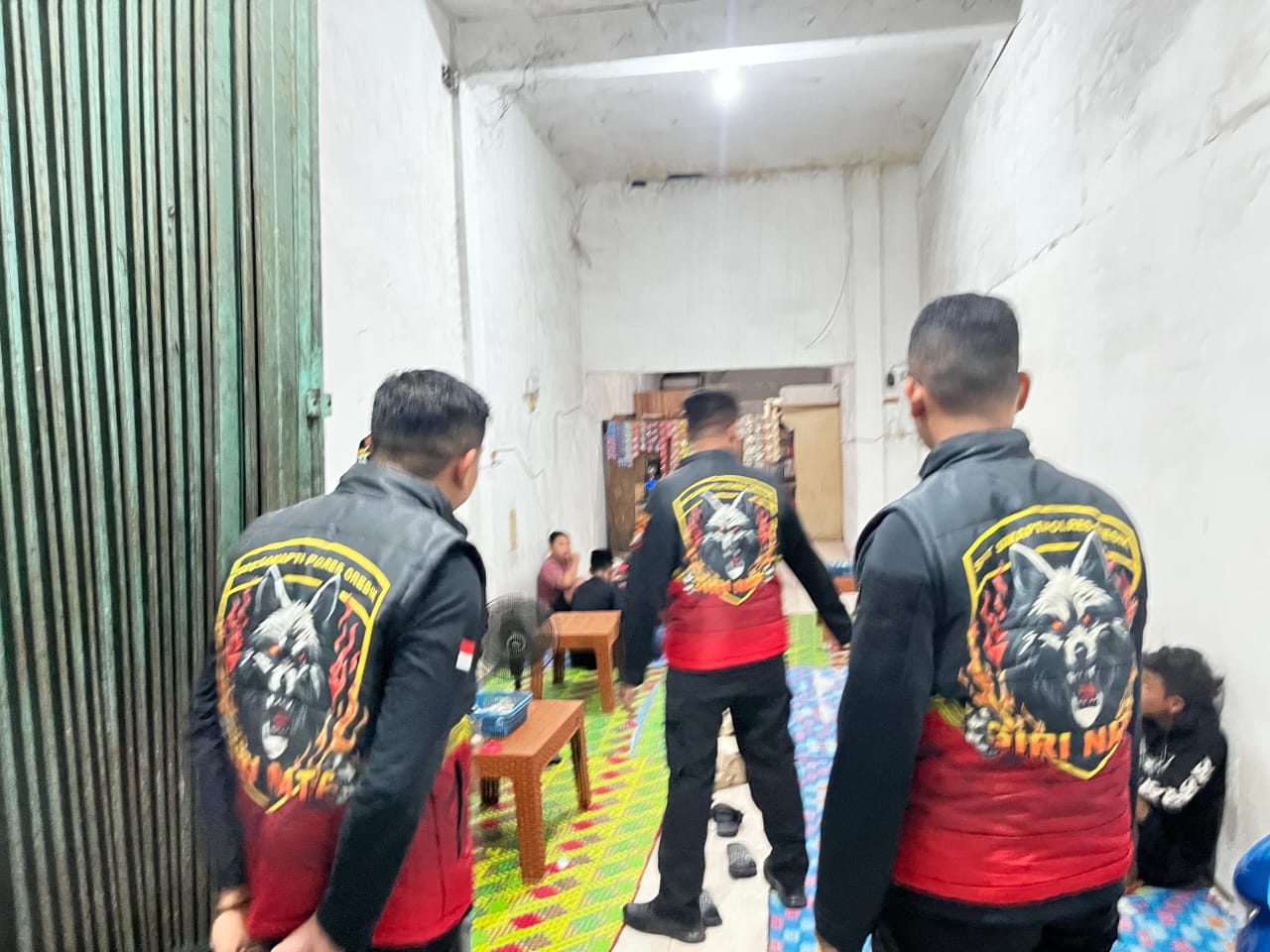 RAZIA MIRAS : Anggota Satsamapta Polres Gresik saat melakukan razia miras di warung remang - remang  di wilayah Kecamatan Manyar, Gresik.
