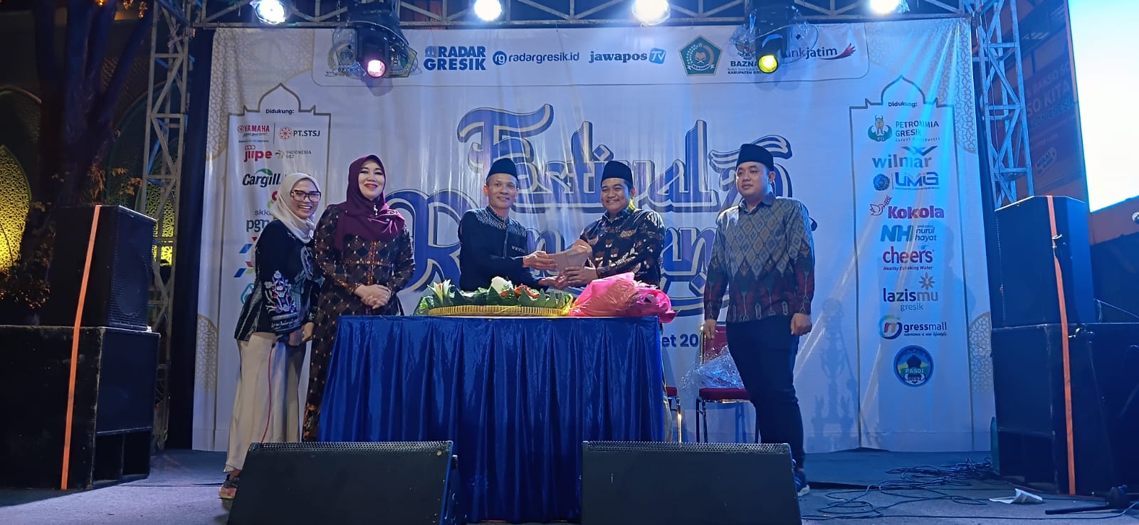 PEMOTONGAN : Direktur Jawa Pos Tv dan Jawa Pos Radar, diberikan kepada Ketua DPRD Gresik M. Syahrul Munir