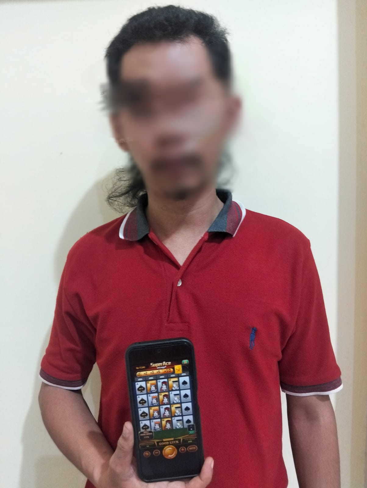 DIAMANKAN : Tersangka MLH saat diamankan di Mapolsek Gresik Kota.