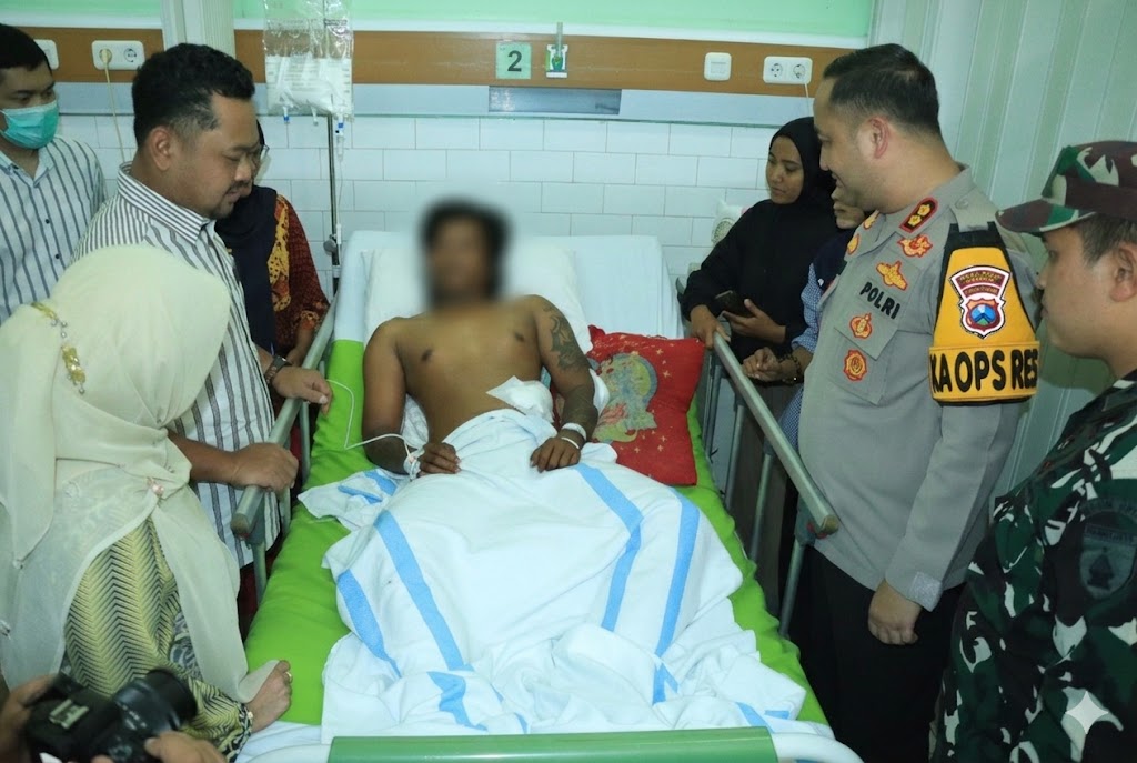 BESUK KORBAN : Kapolres Gresik AKBP Ramadhan Nasution, Bupati Gresik Fandi Akhmad Yani beserta Forkopimda Gresik membesuk korban luka di RSUD Ibnu Sina.