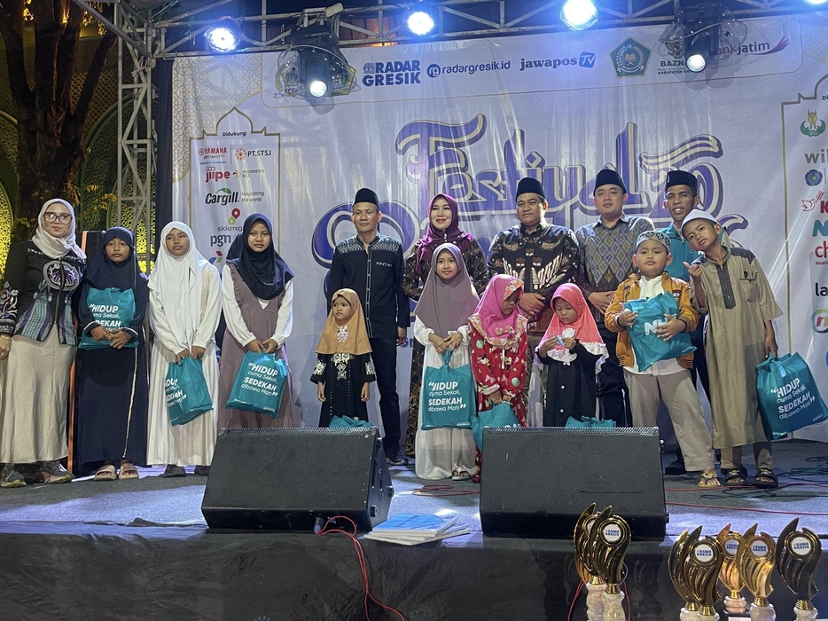 Aksi sosial berupa penyaluran santunan bagi anak-anak yatim dalam peringatan HUT ke-14 Radar Gresik. 