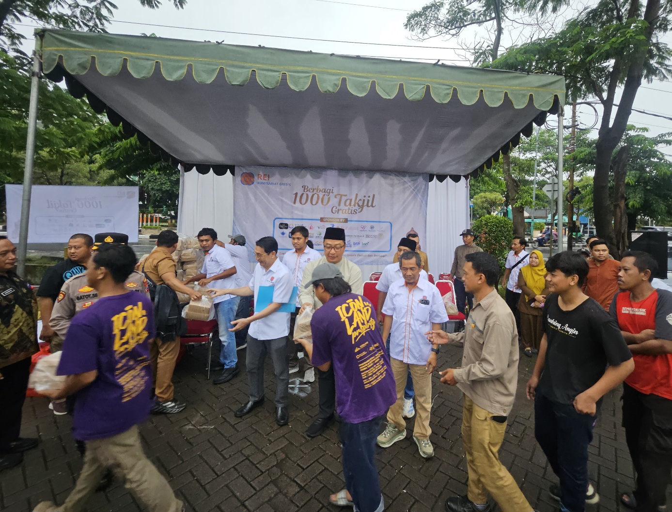Antusias : Wakil Bupati Gresik, Asluchul Alif didampingi Ketua DPK REI Gresik, Gagah Purna Ujianto membagikan ribuan takjil untuk masyarakat Gresik.