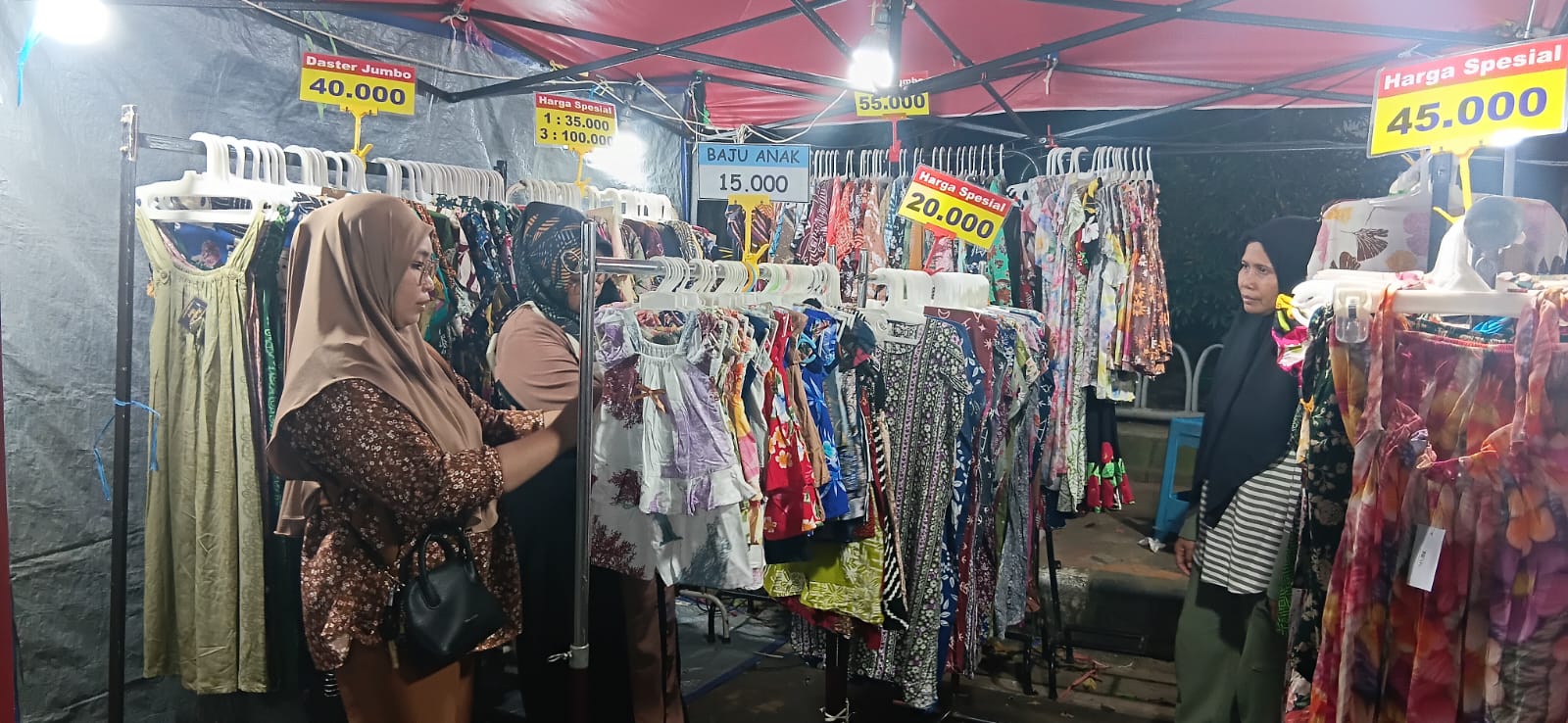 AKSESORIS : Para pelaku UMKM saat festival Ramadan di depan Kantor DPRD Gresik