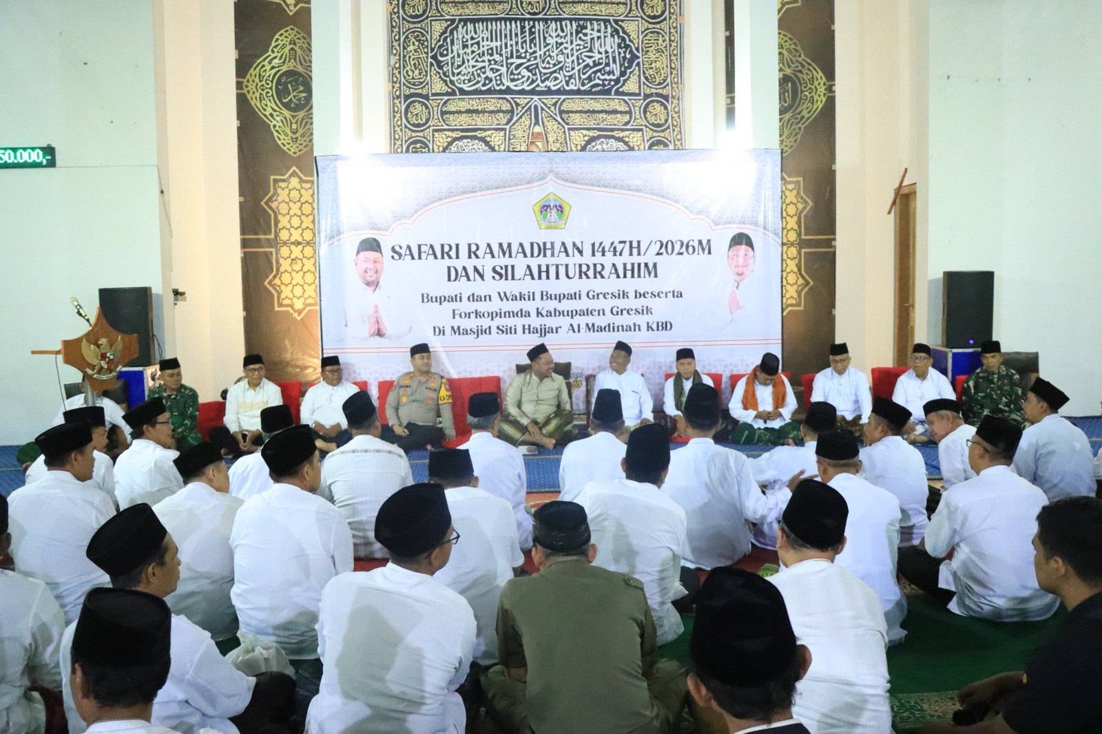 Bupati Gresik Fandi Akhmad Yani bersama Wakil Bupati Asluchul Alif, Kapolres Gresik AKBP Ramadhan Nasution, serta jajaran Forkopimda lainnya.