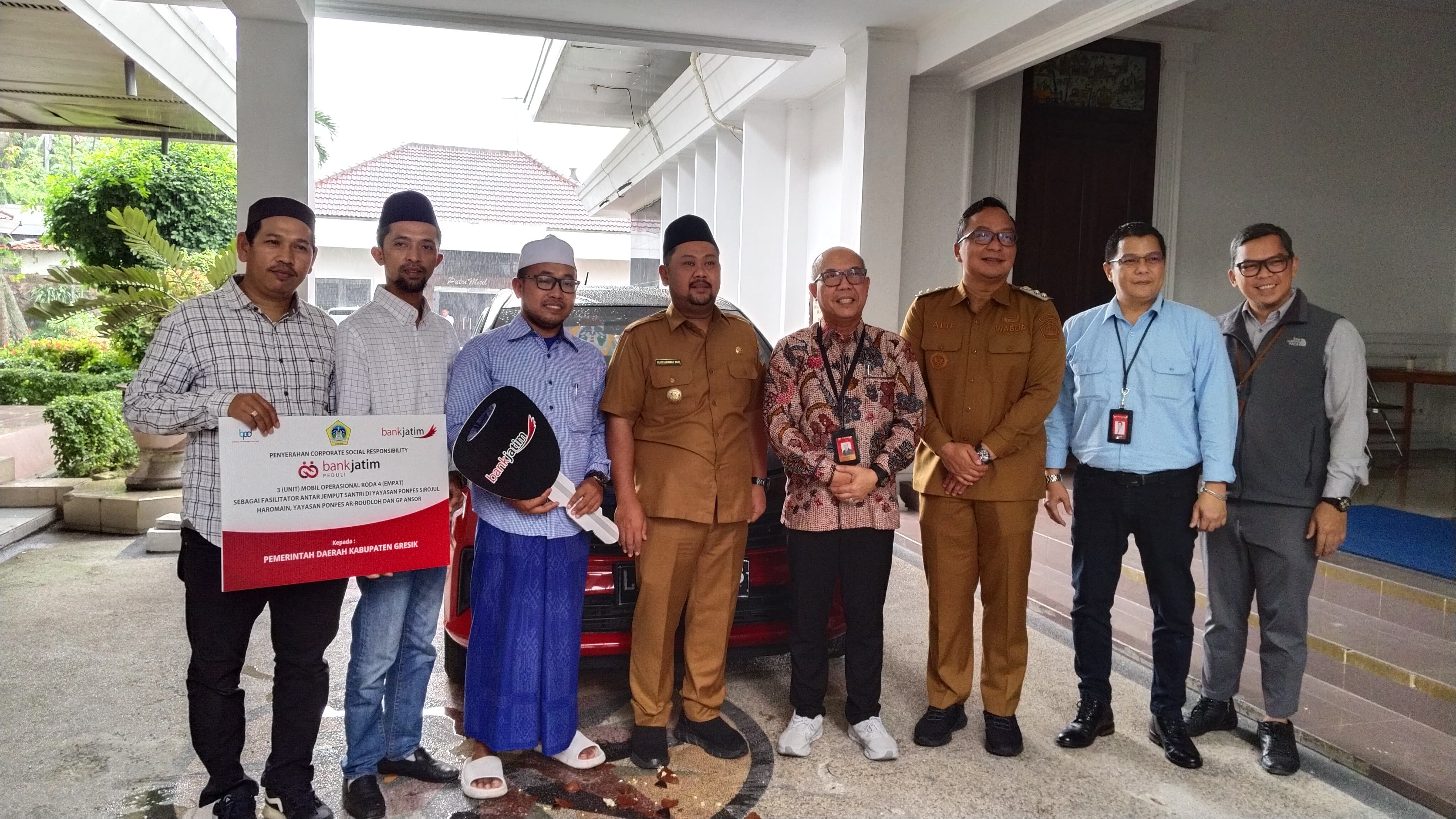 MOBILITAS UNTUK UMAT :Serah terima dari Bank Jatim Cabang Gresik kepada Pemkab Gresik, yang kemudian diteruskan langsung oleh Bupati Gresik, H. Fandi Akhmad Yani kepada tiga penerima manfaat CSR