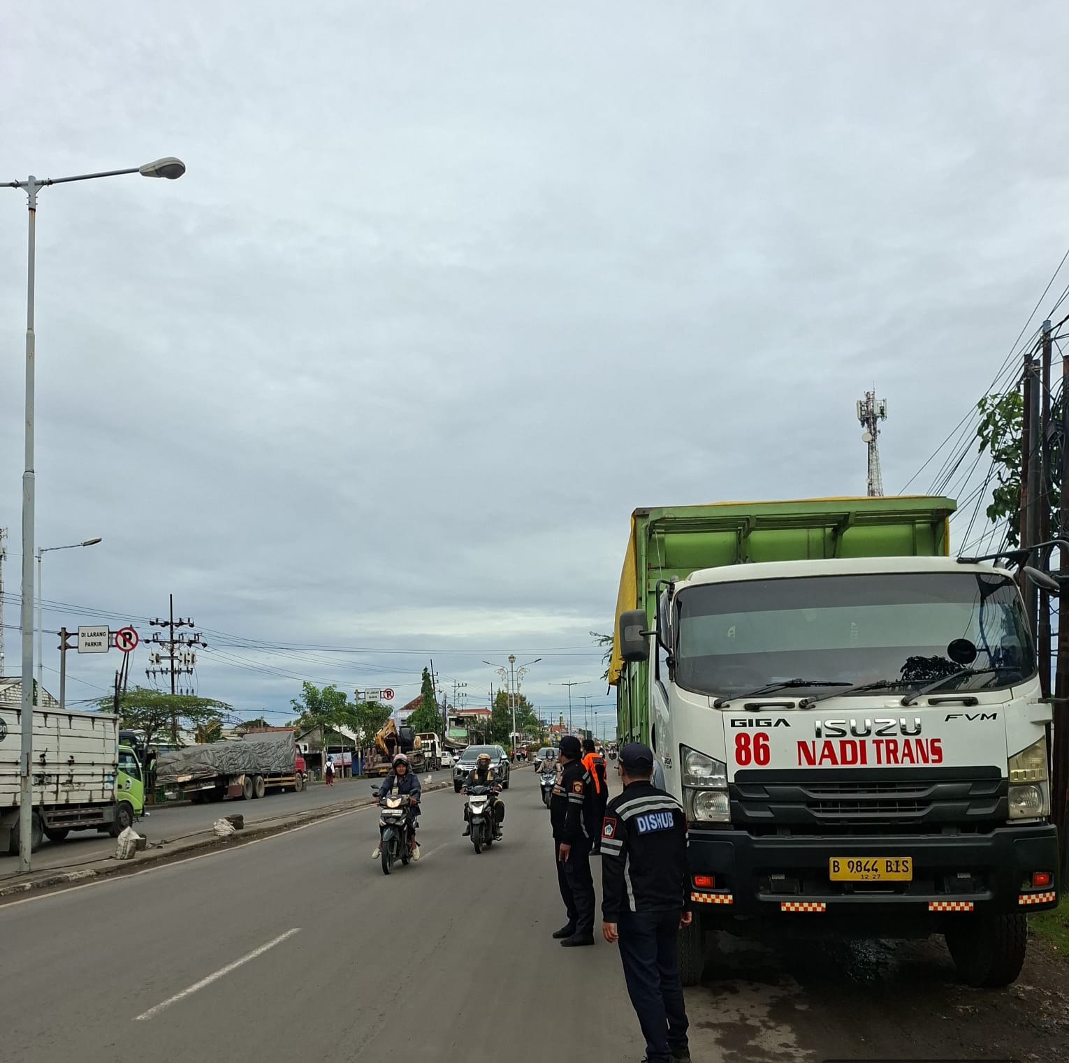 PENERTIBAN : Petugas Dishub Gresik tertibkan parkir truk di exit tol Manyar dan Kebomas, Gresik. 