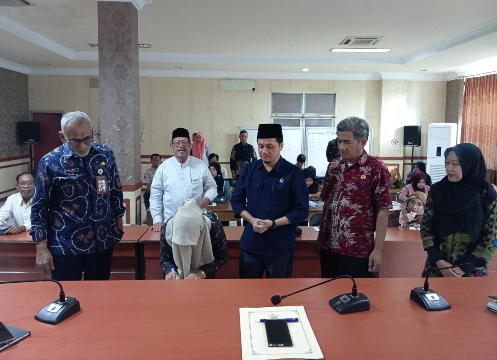 Anggota Komisi II DPRD Gresik, Muhammad Kurdi, menyaksikan penandatanganan berita acara forum OPD di Diskopumperindag Gresik. 