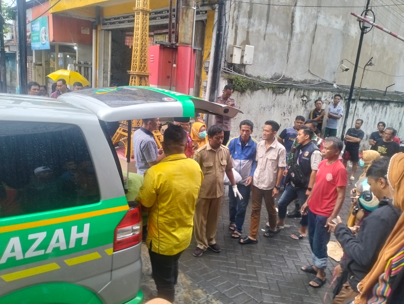 DIEVAKUASI : Anggota Polsek Kebomas dibantu petugas medis dsn Koramil saat melakukan evakuasi korban Mr X untuk di bawa ke RSUD Ibnusina Gresik.