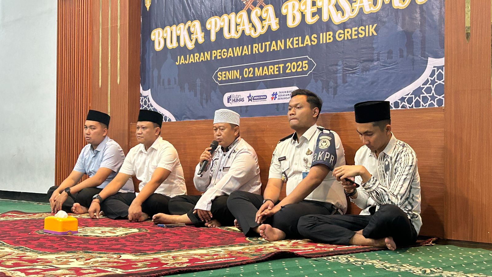 DOA BERSMA : Kepala Rutan Kelas IIB Gresik Eko Widiatmoko bersama jajaranya saat gelar buka puasa dan doa bersama serta santuni anak Yatim dari Asrama Yatim Roudlotul Hikmah.