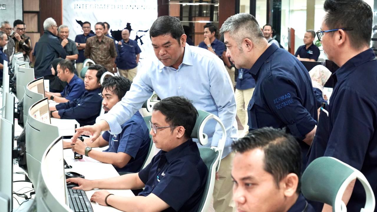 Direktur Utama PT Pelabuhan Indonesia (Persero), Achmad Muchtasyar, melakukan kunjungan kerja strategis ke PT Terminal Teluk Lamong pada Selasa (3/3).