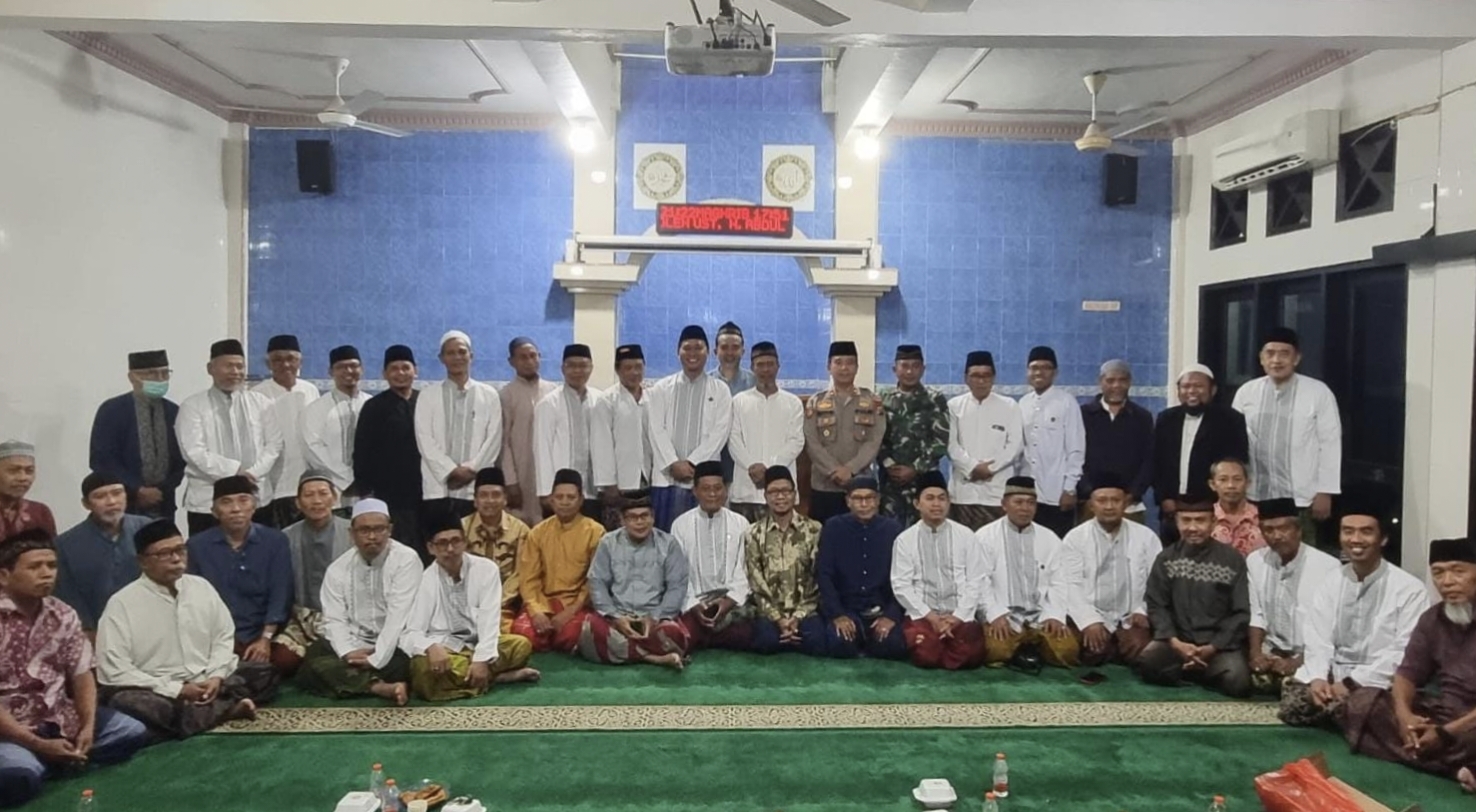SAFARI : Forkopimcam, Kepala KUA, MUI dan jamaah masjid At Taqwa saat safari Ramadan. 
