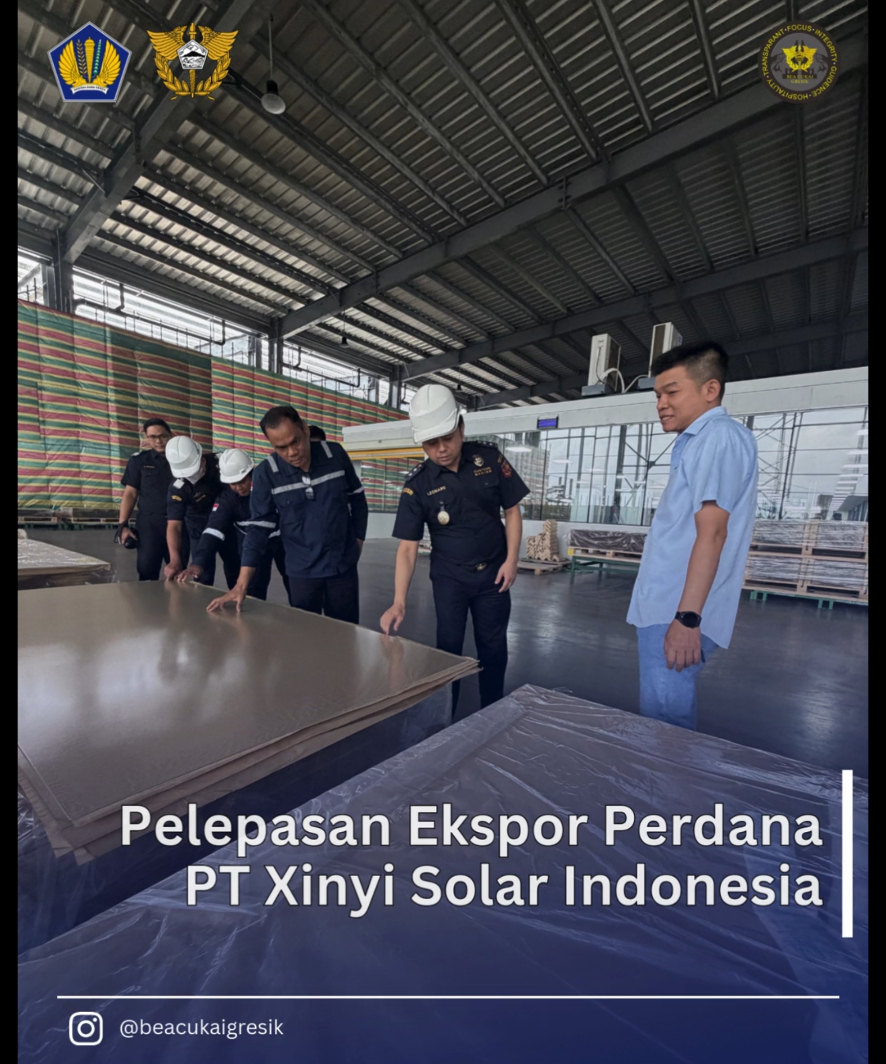 Optimal : Petugas Bea Cukai Gresik melihat keunggulan produk solar glass yang diproduksi PT Xinyi Solar Indonesia di KEK Gresik.