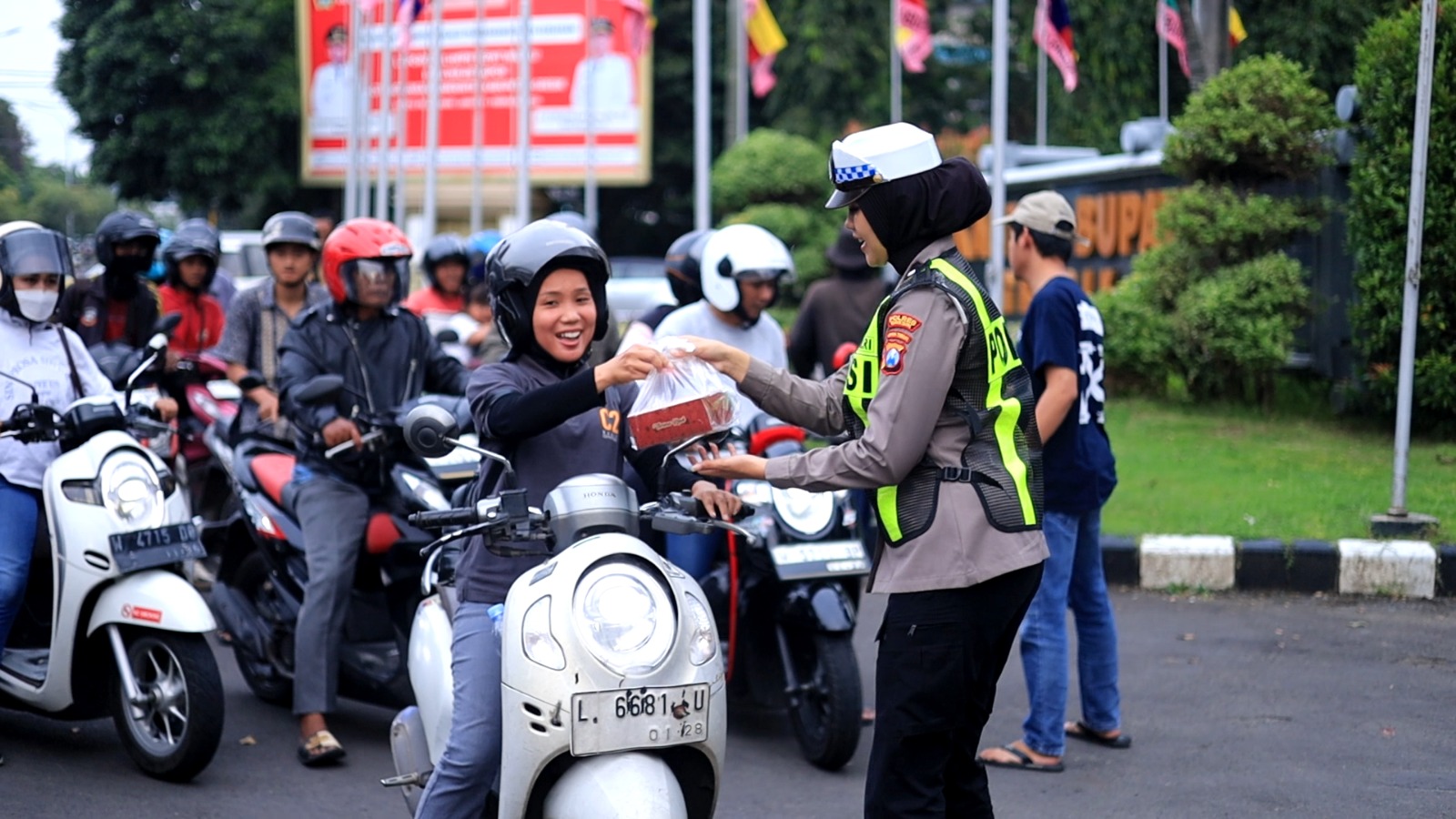BAGI TAKJIL : Anggota Satlantas Polres Gresik bersama Driver Ambulans bagikan Takjil ke pengendara yang melintas di Depan Kantor Bupati, Gresik.