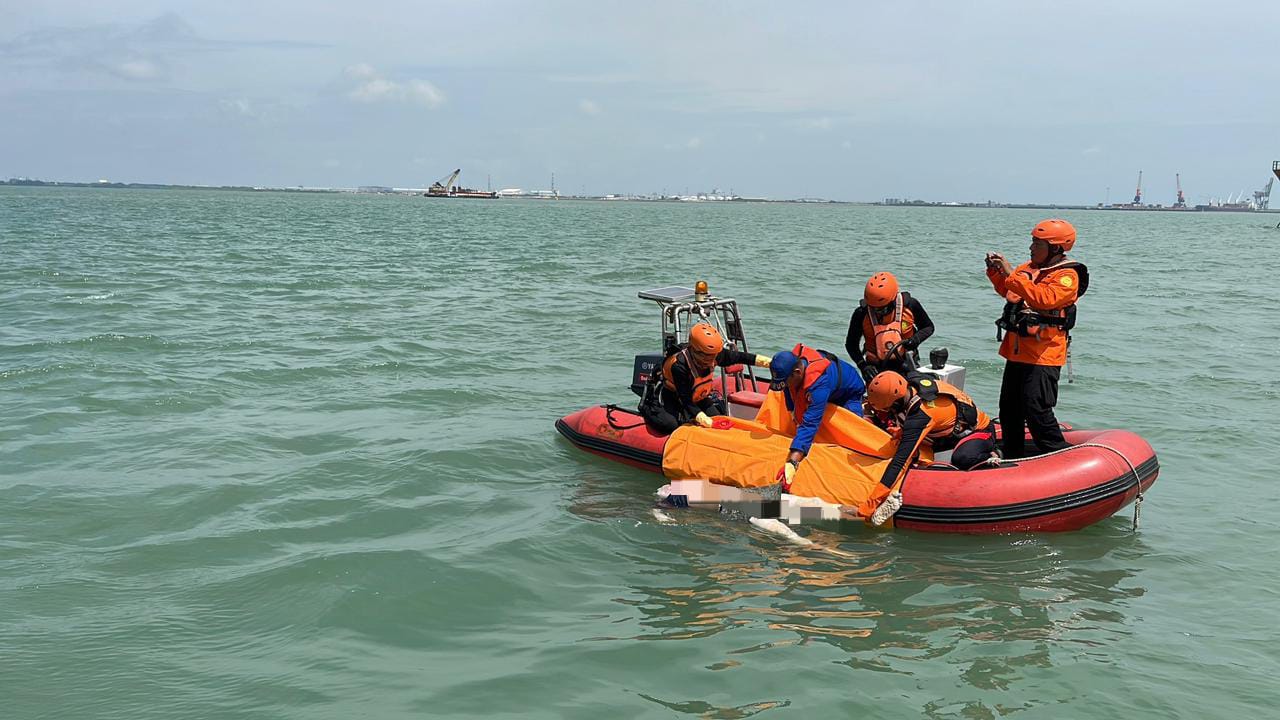 Petugas gabungan saat melakukan evakuasi korban ditemukan mengambang di perairan depan Pelabuhan Maspion, Gresik.