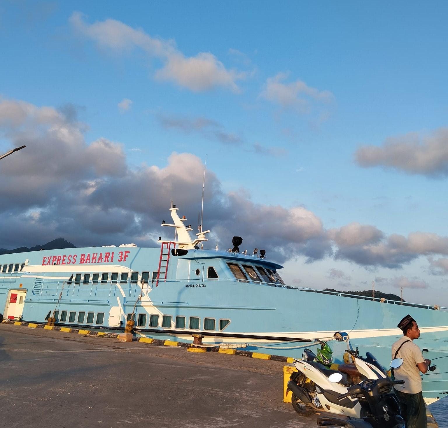 MASYARAKAT : Para masyarakat Pulau Bawean Gresik kabar gembira dengan mudik gratis. 
