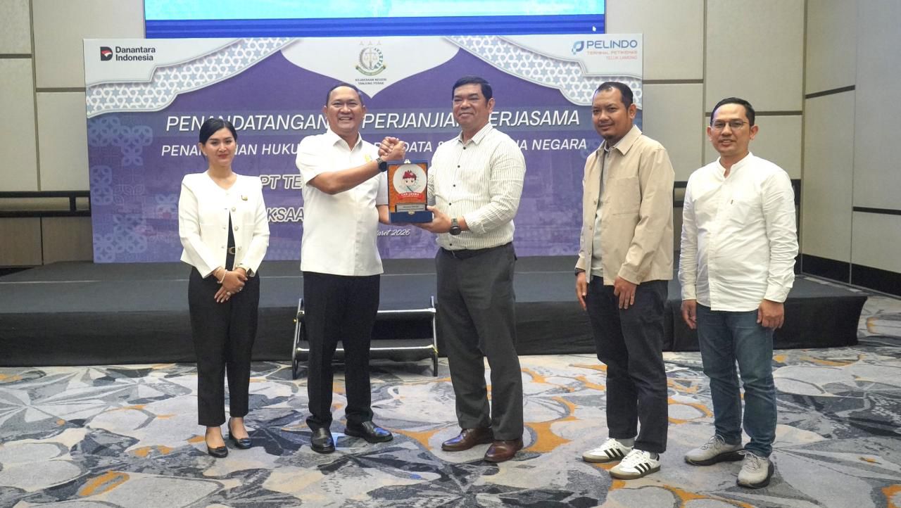 Prosesi penandatanganan yang dilakukan langsung oleh Direktur Utama PT Terminal Teluk Lamong, David P. Sirait, bersama Kepala Kejaksaan Negeri Tanjung Perak, Darwis Burhansyah. 