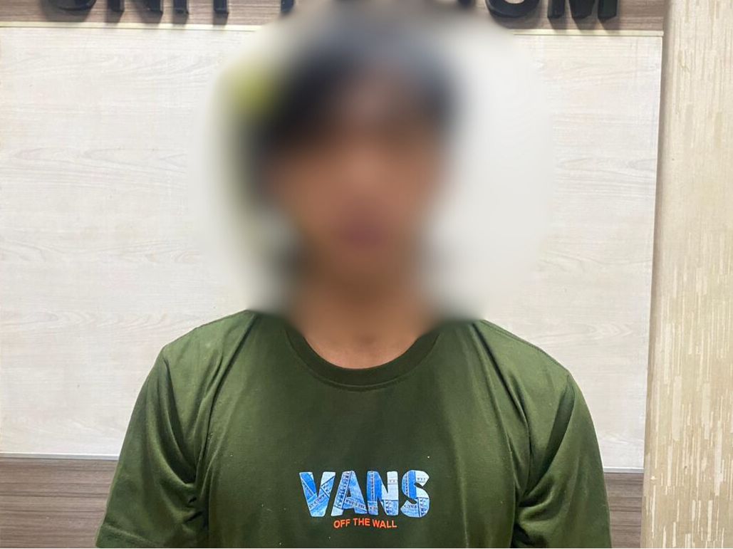 DIAMANKAN : Tersangka inisial HDP saat diamankan oleh Unit Resmob Satreskrim Polres Gresik di Mapolres Gresik.