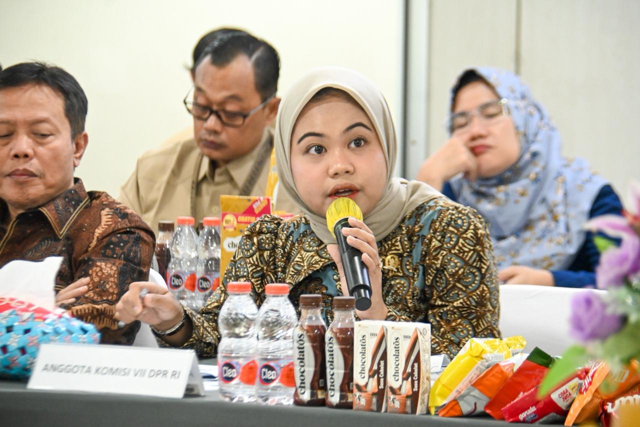 Anggota Komisi VII DPR RI dari Fraksi PDI Perjuangan, Nila Yani Hardiyanti, S.I.Kom., M.IP., saat melakukan kunjungan kerja ke fasilitas produksi PT Garudafood Putra Putri Jaya Tbk di Kabupaten Gresik
