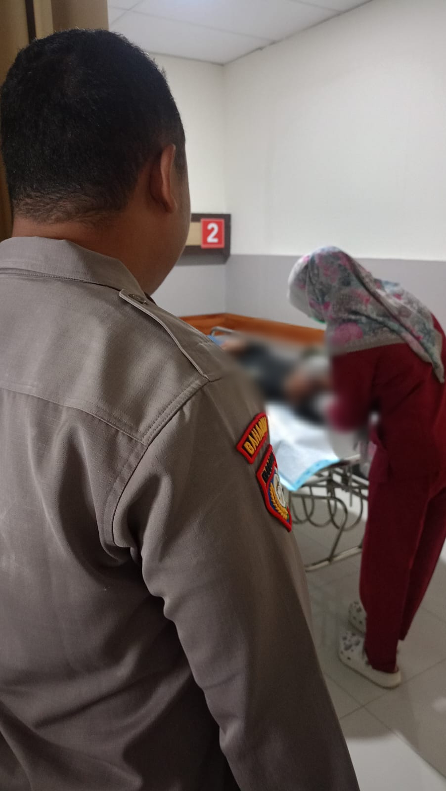 DIRAWAT : Anggota Polsek Dukun saat membawa korban ke Rumah Sakit untuk dilakukan perawatan medis usai kecelakan di Jalan Raya Sambogunung, Kecamatan Dukun, Gresik.